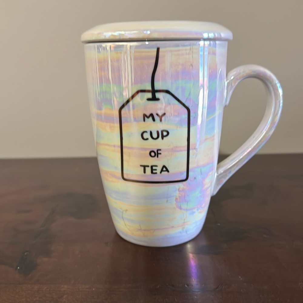 Tea cup with cover. Iridescent colors